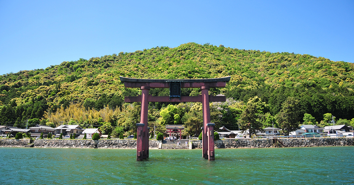 湖上に浮かぶ白髭神社